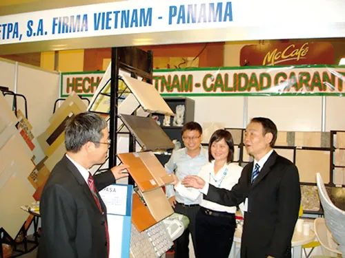 Đại diện CTCP Viglacera Hà Nội giới thiệu sản phẩm tại Triển lãm Xây dựng và Nhà ở “Capac Expo Hábitat" tại Panama (Ảnh của Đại sứ quán Việt Nam tại Panama).