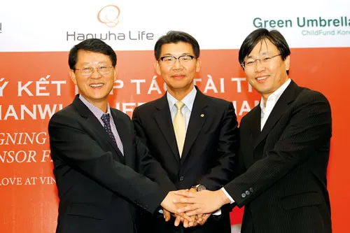 Hanwha Life ký kết trao tặng 100 căn nhà tình thương và 1 trường tiểu học.
