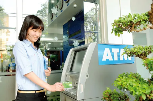 Khách hàng giao dịch tại ATM của Eximbank. Ảnh: CAO THĂNG
