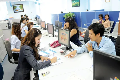 Khách hàng giao dịch tại Eximbank. Ảnh: CAO THĂNG Khách hàng giao dịch tại Eximbank. Ảnh: CAO THĂNG