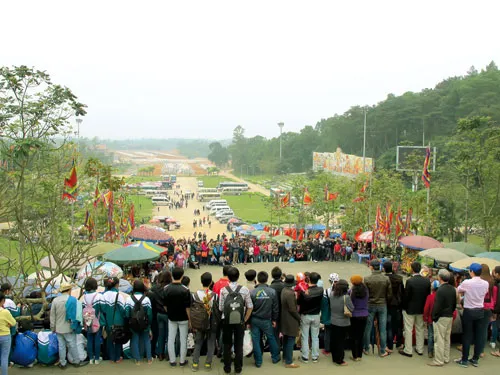 Khách hành hương xem biểu diễn trò chơi dân gian. Bàn thờ các đời vua Hùng. Hình tượng Quốc Tổ Lạc Long Quân - người khai quốc nước Văn Lang của người Lạc Việt. Mộ Tổ Hùng Vương. Đền Trung và ghế đá tương truyền vua ngồi bàn việc nước cùng các quan. Khách thập phương chiêm bái các vị vua Tổ. Giếng nước thời Hùng Vương được bảo tồn. Trống đồng Đông Sơn - biểu tượng văn hóa thời các vua Hùng. Đền Thượng - nơi các vua Hùng tiến hành các nghi lễ cầu mùa, quốc thái dân an.