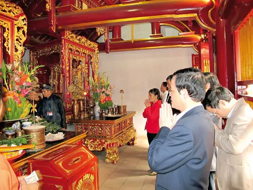 Khách hành hương xem biểu diễn trò chơi dân gian. Bàn thờ các đời vua Hùng. Hình tượng Quốc Tổ Lạc Long Quân - người khai quốc nước Văn Lang của người Lạc Việt. Mộ Tổ Hùng Vương. Đền Trung và ghế đá tương truyền vua ngồi bàn việc nước cùng các quan. Khách thập phương chiêm bái các vị vua Tổ. Giếng nước thời Hùng Vương được bảo tồn. Trống đồng Đông Sơn - biểu tượng văn hóa thời các vua Hùng. Đền Thượng - nơi các vua Hùng tiến hành các nghi lễ cầu mùa, quốc thái dân an.