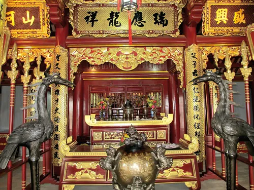 Khách hành hương xem biểu diễn trò chơi dân gian. Bàn thờ các đời vua Hùng. Hình tượng Quốc Tổ Lạc Long Quân - người khai quốc nước Văn Lang của người Lạc Việt. Mộ Tổ Hùng Vương. Đền Trung và ghế đá tương truyền vua ngồi bàn việc nước cùng các quan. Khách thập phương chiêm bái các vị vua Tổ. Giếng nước thời Hùng Vương được bảo tồn. Trống đồng Đông Sơn - biểu tượng văn hóa thời các vua Hùng. Đền Thượng - nơi các vua Hùng tiến hành các nghi lễ cầu mùa, quốc thái dân an.