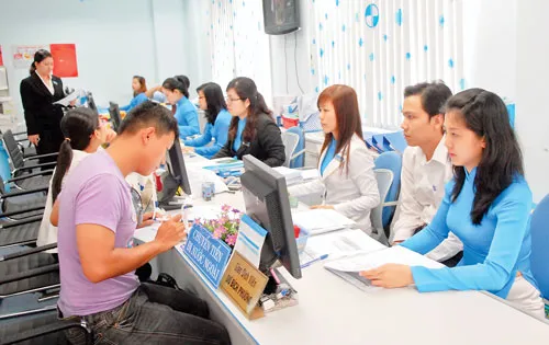 Khách hàng giao dịch tại Eximbank. Ảnh: CAO THĂNG