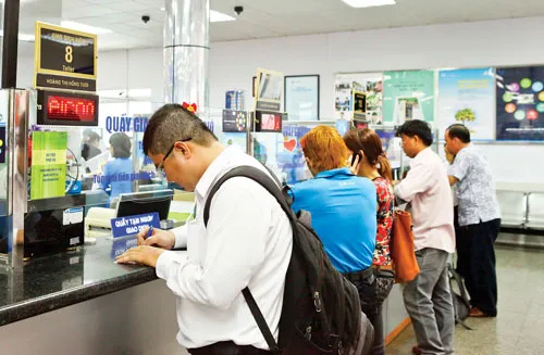 Khách hàng giao dịch tại ACB. Ảnh: LONG THANH