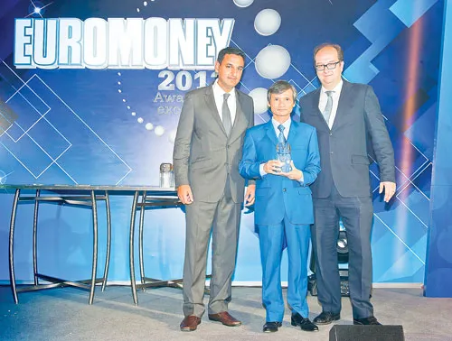 Đại diện tạp chí Euromoney trao tặng giải thưởng "Ngân hàng Tốt nhất Việt Nam 2013" cho ông Trương Văn Phước - Tổng giám đốc Eximbank.