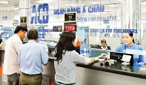 Khách hàng giao dịch tại ACB. Ảnh: LONG THANH