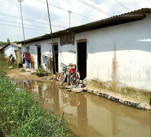 Những khu nhà trọ ẩm thấp, môi trường sống ô nhiễm trầm trọng. Ảnh: TH.VY Những khu nhà trọ ẩm thấp, môi trường sống ô nhiễm trầm trọng. Ảnh: TH.VY