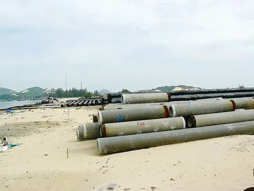 Cảng trung chuyển quốc tế Vân Phong thi công dang dở trước khi bị rút giấy phép. Cảng trung chuyển quốc tế Vân Phong thi công dang dở trước khi bị rút giấy phép.