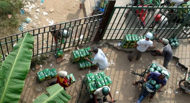 Tuồn rượu bia ngoại từ trong khu thương mại cửa khẩu Tịnh Biên ra bên ngoài Tuồn rượu bia ngoại từ trong khu thương mại cửa khẩu Tịnh Biên ra bên ngoài