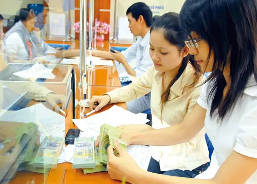 Khách hàng đang giao dịch tại SHB. Ảnh: LÃ ANH Khách hàng đang giao dịch tại SHB. Ảnh: LÃ ANH