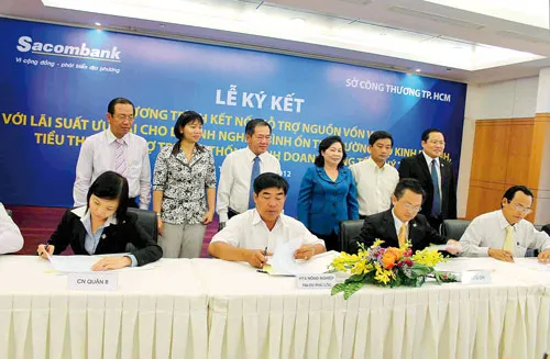 Lễ ký kết thỏa thuận Sacombank hỗ trợ vốn ưu đãi cho doanh nghiệp TPHCM. Lễ ký kết thỏa thuận Sacombank hỗ trợ vốn ưu đãi cho doanh nghiệp TPHCM.