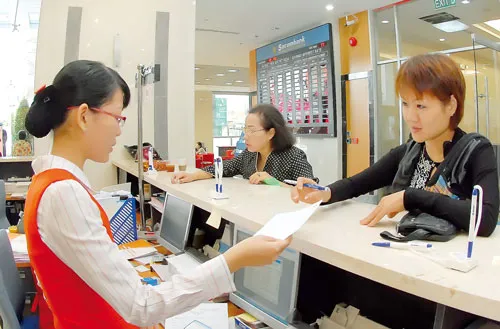 Khách hàng giao dịch tại Sacombank. Ảnh: CAO THĂNG