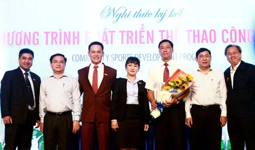 Ban lãnh đạo Sacomreal chụp ảnh lưu niệm cùng lãnh đạo các sở, ngành TP tại lễ ký kết. Ban lãnh đạo Sacomreal chụp ảnh lưu niệm cùng lãnh đạo các sở, ngành TP tại lễ ký kết.