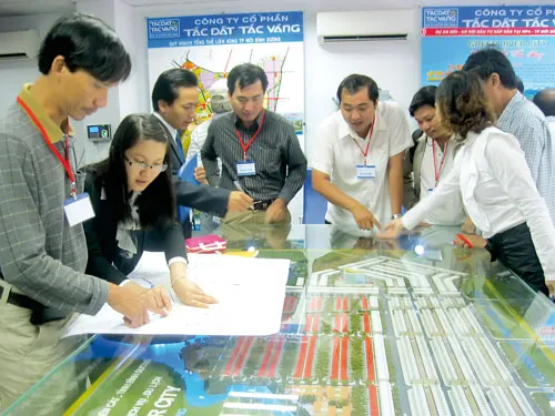 Khách hàng tham quan sàn giao dịch BĐS của CTCP Tấc Đất Tấc Vàng. Ảnh: TR. giang Khách hàng tham quan sàn giao dịch BĐS của CTCP Tấc Đất Tấc Vàng. Ảnh: TR. giang