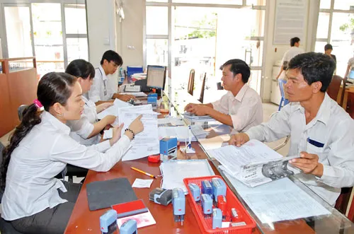 Hướng dẫn DN làm thủ tục đầu tư. Ảnh: CAO THĂNG Hướng dẫn DN làm thủ tục đầu tư. Ảnh: CAO THĂNG