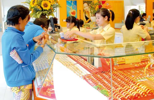 Huy động vàng trong dân sẽ mang lại lợi ích kinh tế to lớn, đặc biệt trong bối cảnh các doanh nghiệp hiện đang rất cần vốn để ổn định và phát triển sản xuất. Ảnh: C.THĂNG Huy động vàng trong dân sẽ mang lại lợi ích kinh tế to lớn, đặc biệt trong bối cảnh các doanh nghiệp hiện đang rất cần vốn để ổn định và phát triển sản xuất. Ảnh: C.THĂNG