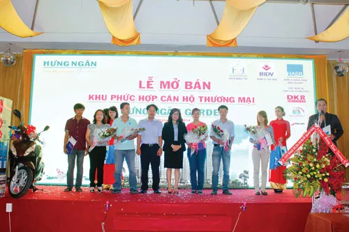 Bà Luân Thị Hồng Đào, Phó Giám đốc Sở giao dịch 2 - BIDV, trao quyết định cho vay từ gói 30.000 tỷ đồng cho khách hàng mua căn hộ thương mại Hưng Ngân Garden ngay tại lễ mở bán. Bà Luân Thị Hồng Đào, Phó Giám đốc Sở giao dịch 2 - BIDV, trao quyết định cho vay từ gói 30.000 tỷ đồng cho khách hàng mua căn hộ thương mại Hưng Ngân Garden ngay tại lễ mở bán.