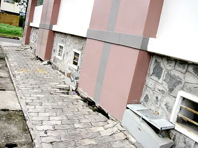 Chung cư An Phúc - An Lộc quận 2 mới đưa vào sử dụng năm 2008 đã xuống cấp. Ảnh: HUY ANH Chung cư An Phúc - An Lộc quận 2 mới đưa vào sử dụng năm 2008 đã xuống cấp. Ảnh: HUY ANH