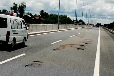 Đường cao tốc TPHCM - Trung Lương xuống cấp nghiêm trọng. Nguồn: Internet