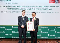 Ông David Wong (phải) nhận giấy chứng nhận Hệ thống Quản lý Chất lượng ISO 9001:2008 Ông David Wong (phải) nhận giấy chứng nhận Hệ thống Quản lý Chất lượng ISO 9001:2008