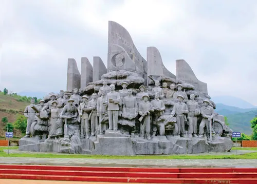 Tượng đài Quyết chiến Quyết thắng tại Điện Biên. Ảnh: LTT