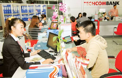 Tư vấn cho khách hàng vay vốn tại Teckcombank. Ảnh: LONG THANH
