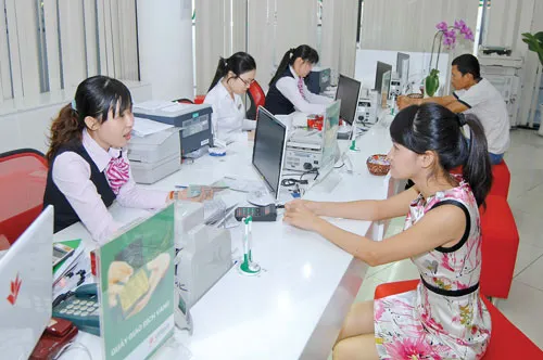 Giao dịch tại VPBank. Ảnh: LONG THANH