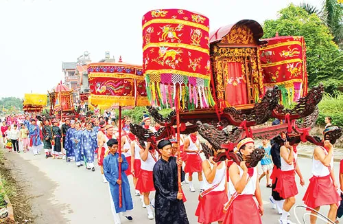 Lễ hội đình Chèm bên bờ sông Hồng ở Hà Nội. Lễ hội đình Chèm bên bờ sông Hồng ở Hà Nội.