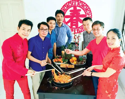 Tác giả (thứ ba từ phải sang) trong một chương trình giao lưu văn hóa Việt Nam-Singapore trên truyền hình. Tác giả (thứ ba từ phải sang) trong một chương trình giao lưu văn hóa Việt Nam-Singapore trên truyền hình.