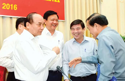 Thủ tướng Nguyễn Xuân Phúc trao đổi với các lãnh đạo TPHCM. Ảnh: HẢI QUỲNH
