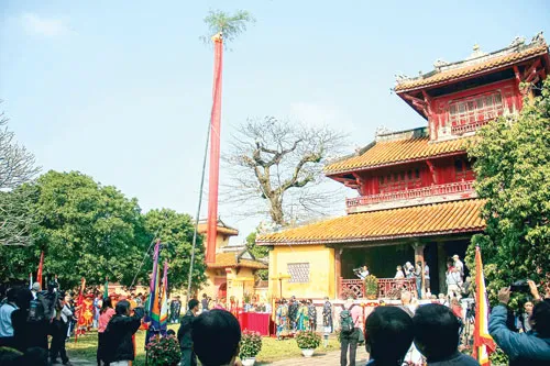 Dựng nêu ở phía trước Hiển Lâm Các (Thế Tổ Miếu- Đại nội Huế). Dựng nêu ở phía trước Hiển Lâm Các (Thế Tổ Miếu- Đại nội Huế).