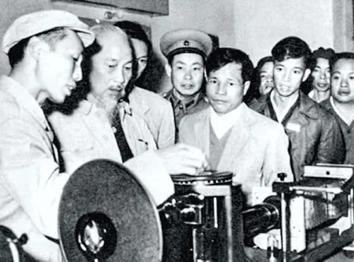 Bác Hồ đi thăm một xưởng cơ khí. Ảnh tư liệu.