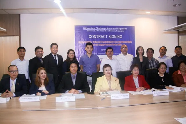 Ông Lê Anh Tuấn, Giám đốc Khối Toàn cầu hóa FPT IS (thứ 3 từ trái sang) và bà Ma.Victoria E.Anonuevo, Tổng giám đốc Millennium Challenge Account Philippines (áo vàng) trong lễ ký kết hợp đồng. Ông Lê Anh Tuấn, Giám đốc Khối Toàn cầu hóa FPT IS (thứ 3 từ trái sang) và bà Ma.Victoria E.Anonuevo, Tổng giám đốc Millennium Challenge Account Philippines (áo vàng) trong lễ ký kết hợp đồng.