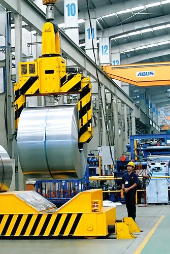 Dây chuyền sản xuất tại Hoa Sen Group.