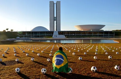 Người dân Brazil phản đối chi phí khổng lồ cho kỳ World Cup năm nay. Ảnh: Bloomberg.