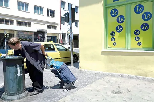 Khủng hoảng kéo dài khiến mức sống hàng triệu người dân châu Âu sa sút nghiêm trọng. Khủng hoảng kéo dài khiến mức sống hàng triệu người dân châu Âu sa sút nghiêm trọng.