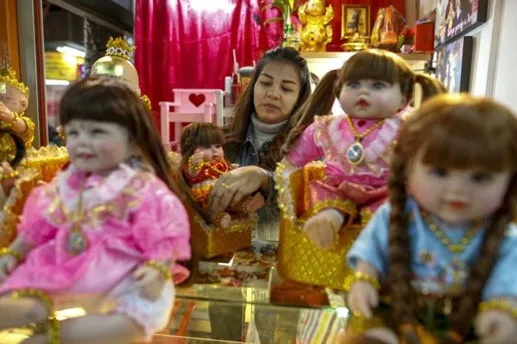 Những con búp bê “luk thep” tại một cửa hàng (Nguồn: Reuters).