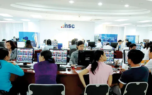 NĐT theo dõi giá CP tại CTCK HSC. Ảnh: LÃ ANH