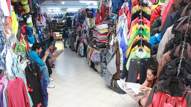 Vắng khách, các nhân viên cũng ít việc.