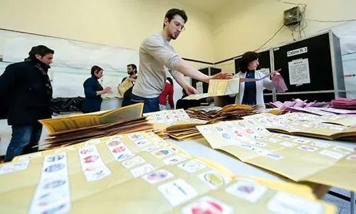 Kể từ sau cuộc bầu cử hồi tháng trước, chính trường Italia rơi vào hỗn loạn. Kể từ sau cuộc bầu cử hồi tháng trước, chính trường Italia rơi vào hỗn loạn.