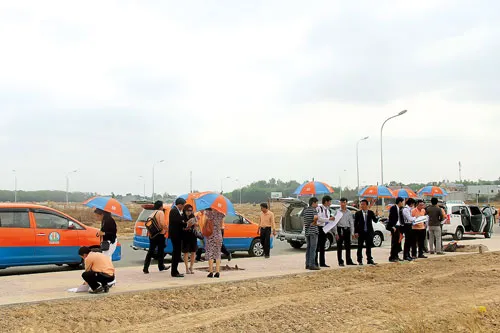 Khách hàng tham quan dự án của Kim Oanh tại Đồng Nai. Ảnh: T.GIANG Khách hàng tham quan dự án của Kim Oanh tại Đồng Nai. Ảnh: T.GIANG