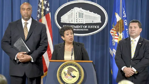 Bộ trưởng Tư Pháp Mỹ Loretta Lynch (giữa) phát biểu trong cuộc họp báo tại Washington (Mỹ). Ảnh: Reuters Bộ trưởng Tư Pháp Mỹ Loretta Lynch (giữa) phát biểu trong cuộc họp báo tại Washington (Mỹ). Ảnh: Reuters