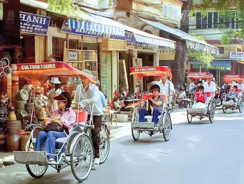 Du khách nước ngoài thăm phố cổ Hà Nội. Ảnh: T.LOAN Du khách nước ngoài thăm phố cổ Hà Nội. Ảnh: T.LOAN