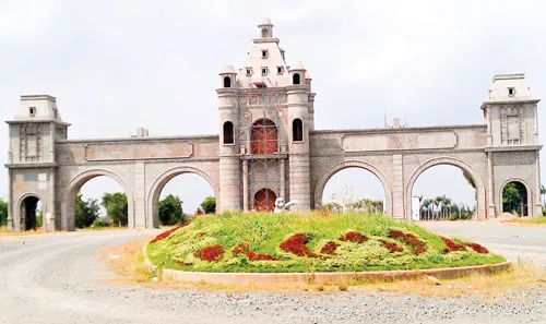Công trình cổng chào của dự án Happyland vẫn chưa hoàn thiện. Ảnh: MINH TUẤN Công trình cổng chào của dự án Happyland vẫn chưa hoàn thiện. Ảnh: MINH TUẤN