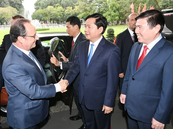 Bí thư Thành ủy TPHCM Đinh La Thăng và Chủ tịch UBND TPHCM Nguyễn Thành Phong chào đón Tổng thống Pháp Francois Hollande. Bí thư Thành ủy TPHCM Đinh La Thăng và Chủ tịch UBND TPHCM Nguyễn Thành Phong chào đón Tổng thống Pháp Francois Hollande.