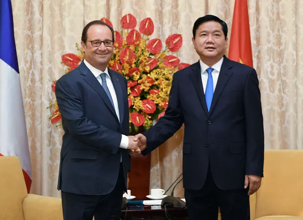 Bí thư Thành ủy TPHCM Đinh La Thăng đón tiếp Tổng thống Pháp Francois Hollande. Bí thư Thành ủy TPHCM Đinh La Thăng đón tiếp Tổng thống Pháp Francois Hollande.