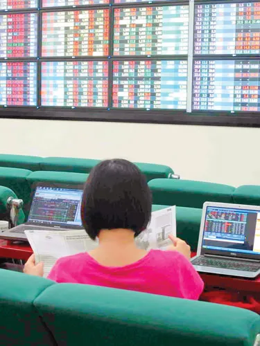 NĐT theo dõi giá CP. NĐT theo dõi giá CP.