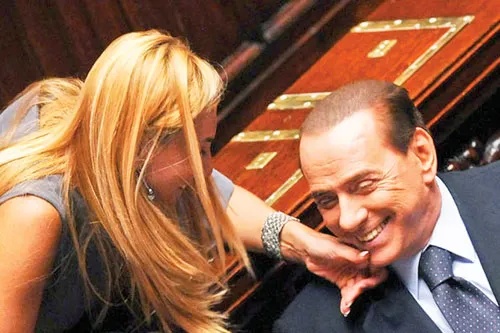 Vây quanh Berlusconi luôn là những người đẹp. Vây quanh Berlusconi luôn là những người đẹp.