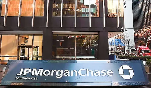 J.P. Morgan mất gần 6 tỷ USD trong giao dịch hối đoái… đã làm lòng tin của người tiêu dùng với ngân hàng càng bị lung lay sau khủng hoảng tài chính toàn cầu năm 2007. J.P. Morgan mất gần 6 tỷ USD trong giao dịch hối đoái… đã làm lòng tin của người tiêu dùng với ngân hàng càng bị lung lay sau khủng hoảng tài chính toàn cầu năm 2007.